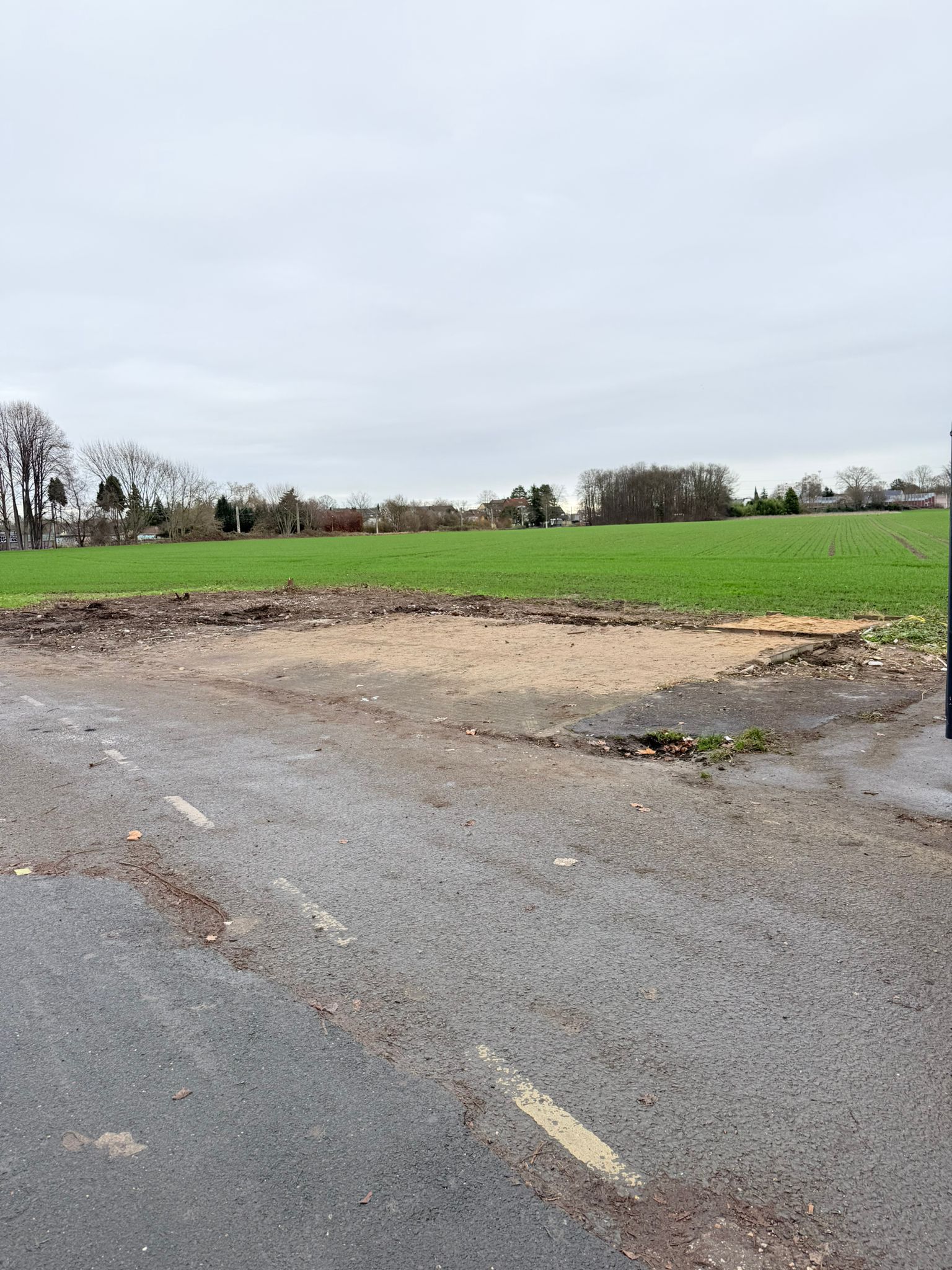 Abgerissene Garage, aufgeräumter Platz