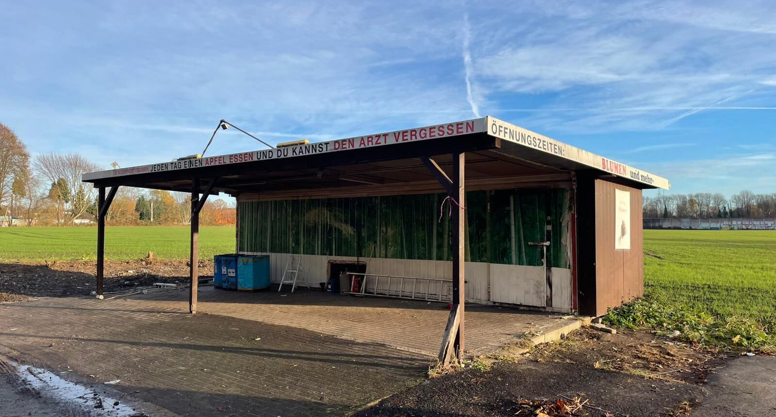 Altes Gebäude auf einem Grundstück