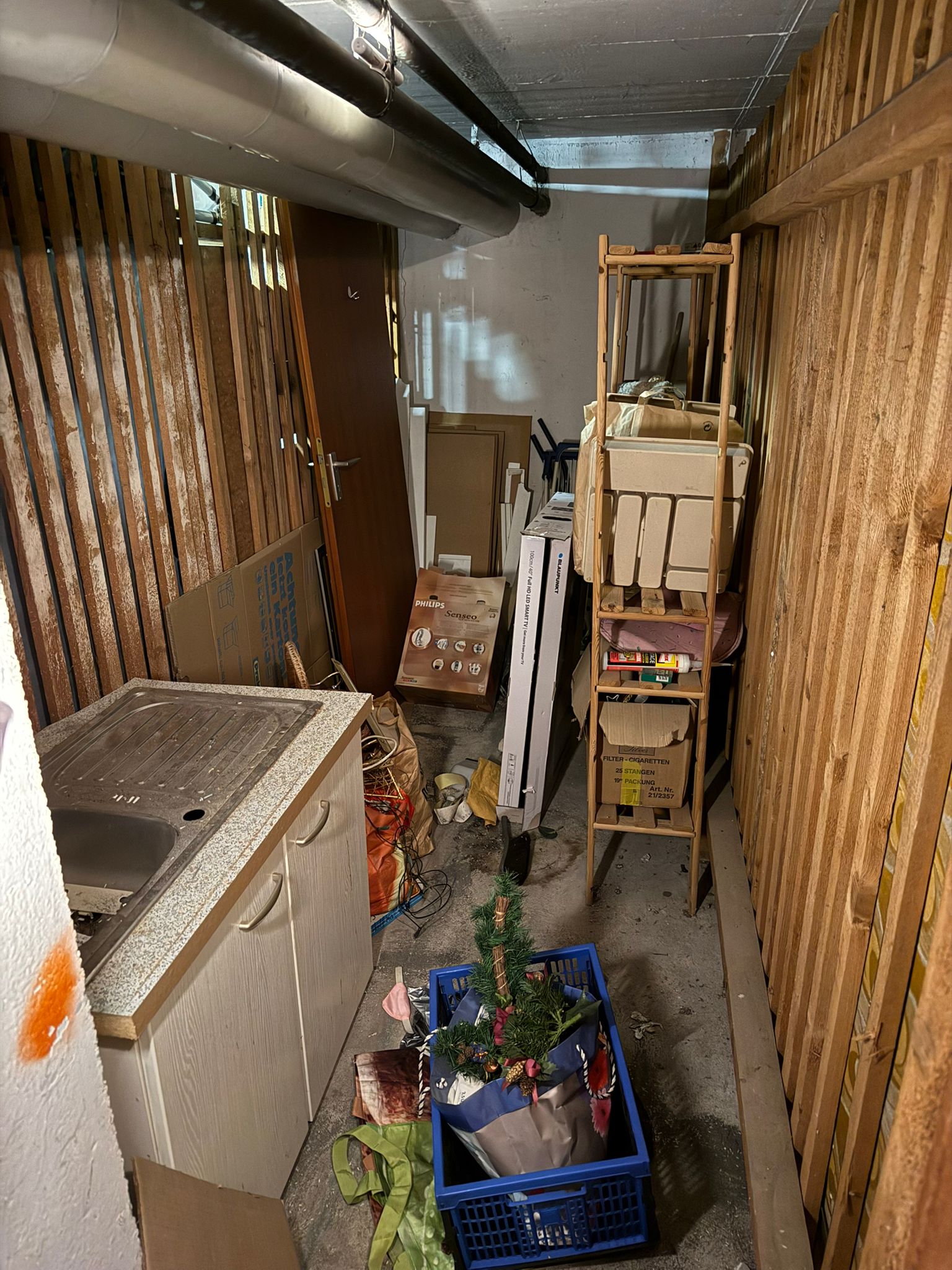 Vollgestellter Raum mit vielen Dingen