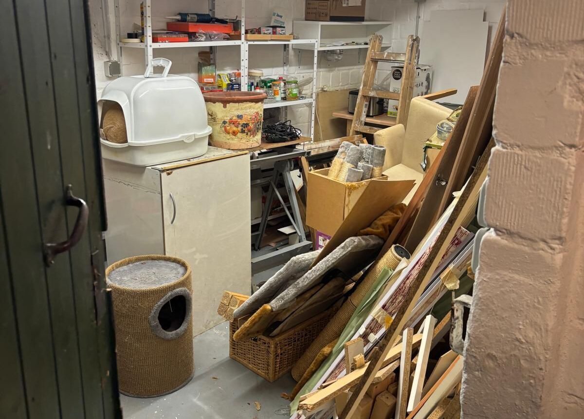 Vollgestellter Raum mit vielen Dingen