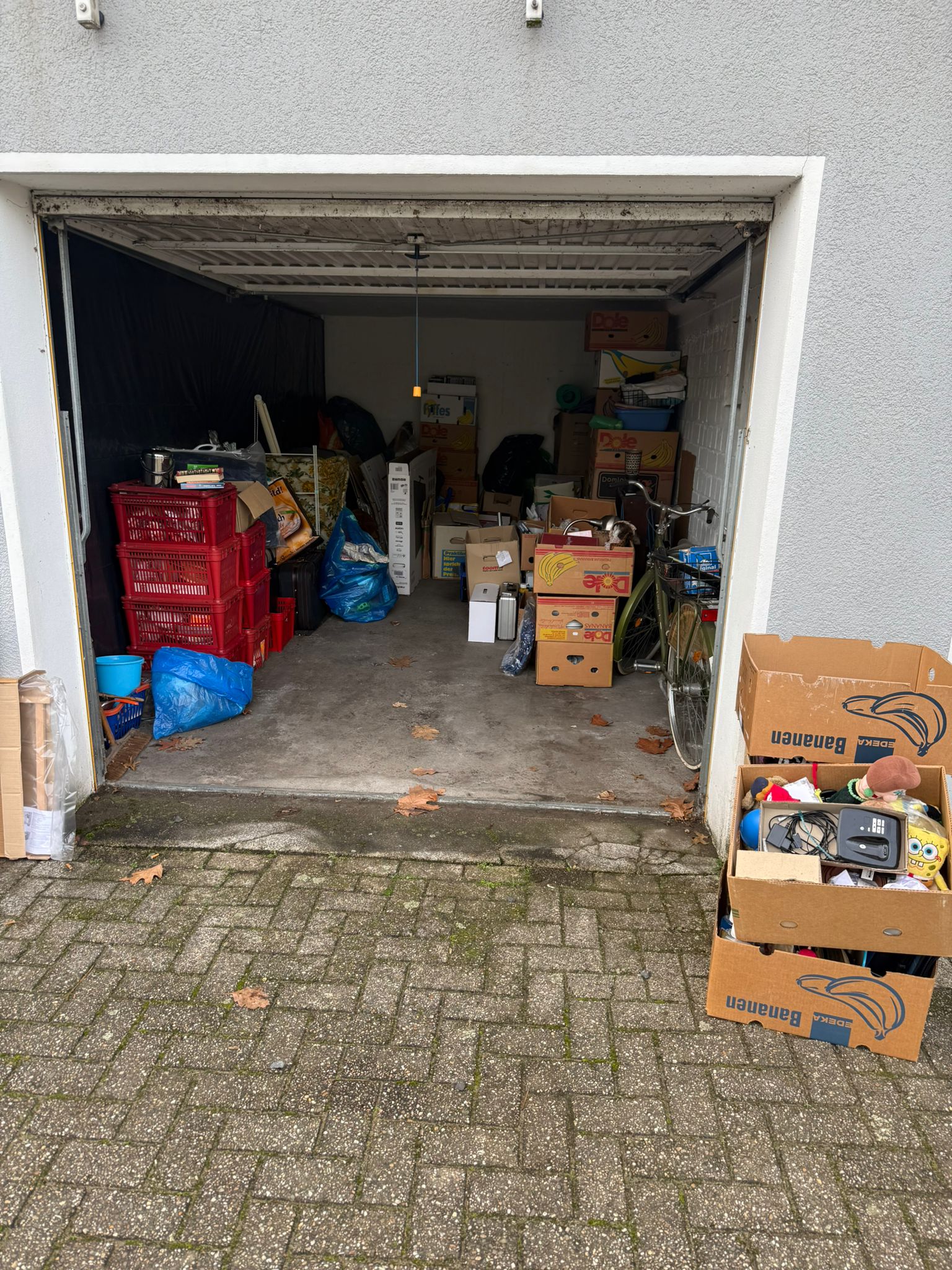 Vollgestellte Garage mit vielen Dingen