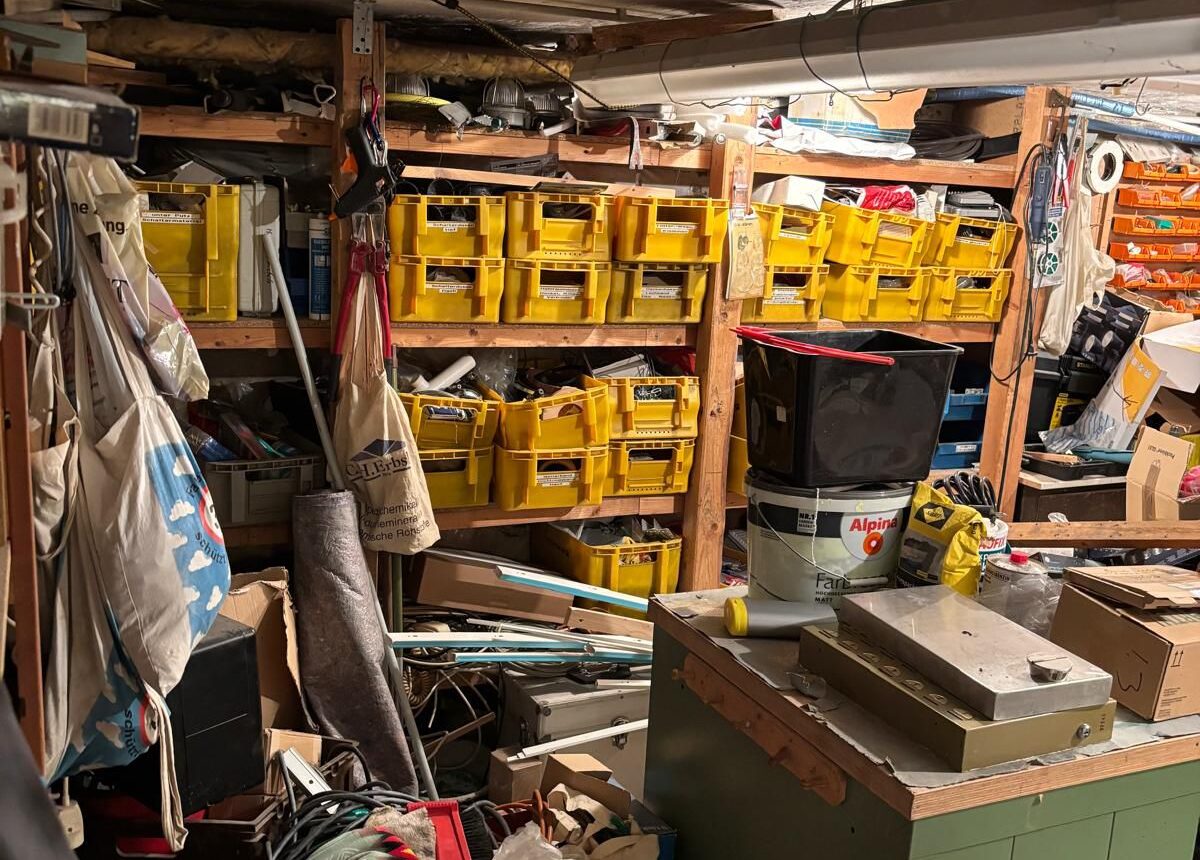 Vollgestellter Raum mit vielen Dingen